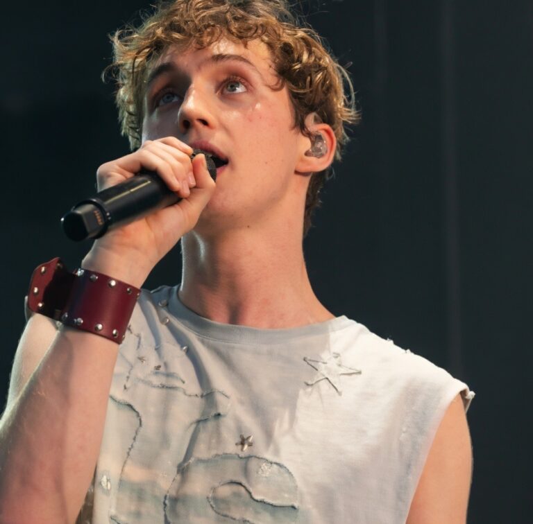 Troye Sivan cantando no palco do Primavera Sound Barcelona em 2024