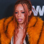 Ravyn Lenae posa para retrato no WWD Style Awards 2026